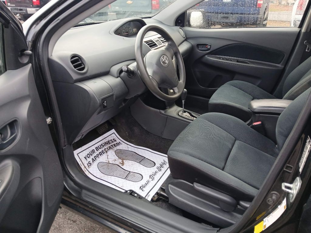 2012 Toyota Yaris Image 9