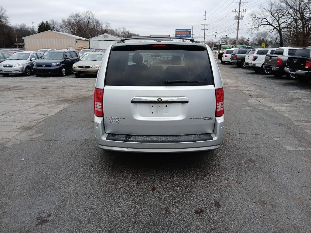 2010 Chrysler Town & Country Image 2