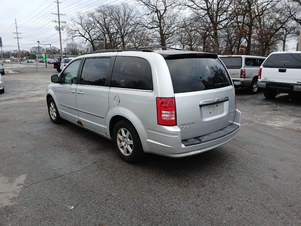 2010 Chrysler Town & Country Image 3