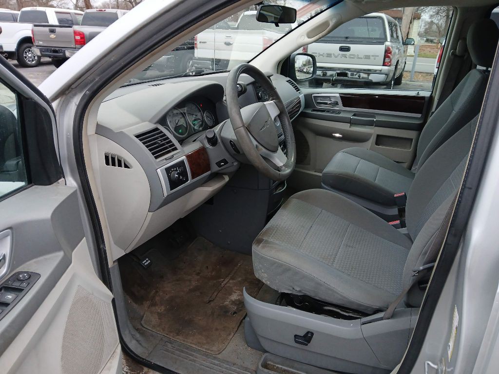 2010 Chrysler Town & Country Image 9