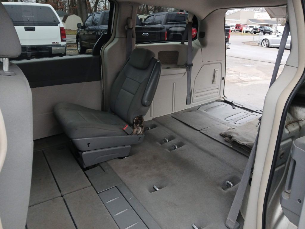 2010 Chrysler Town & Country Image 10