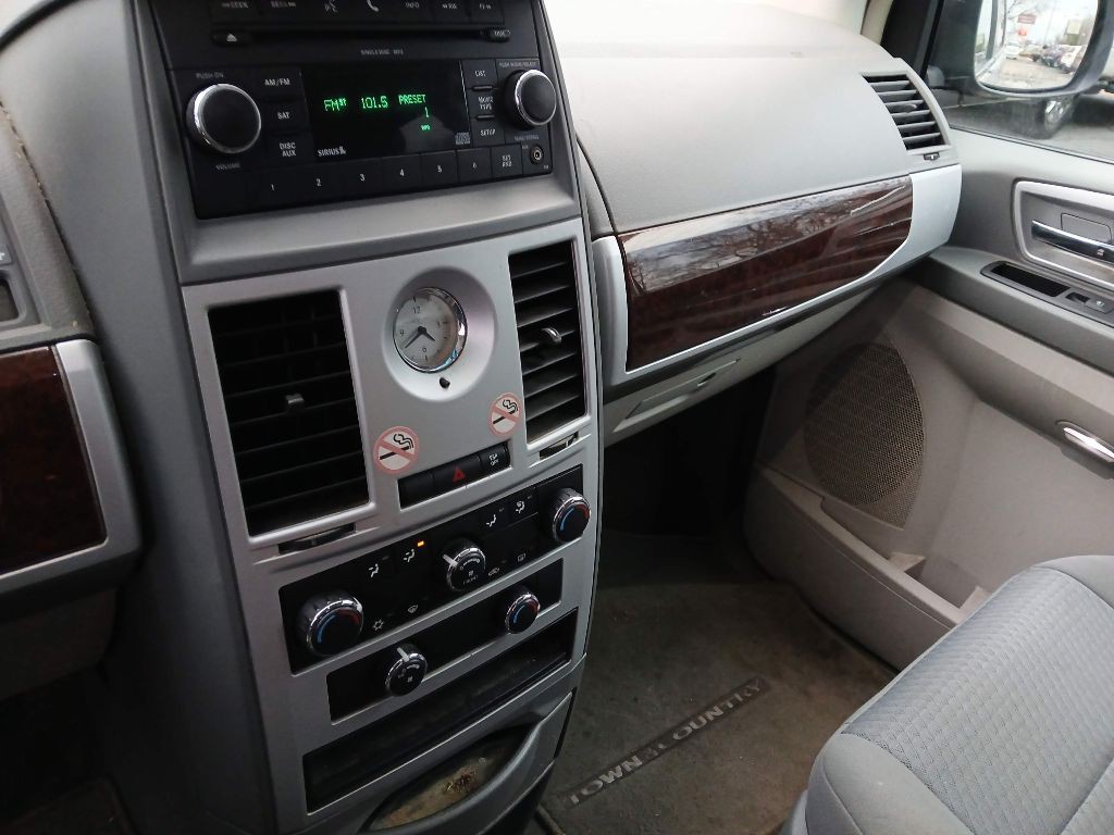 2010 Chrysler Town & Country Image 12
