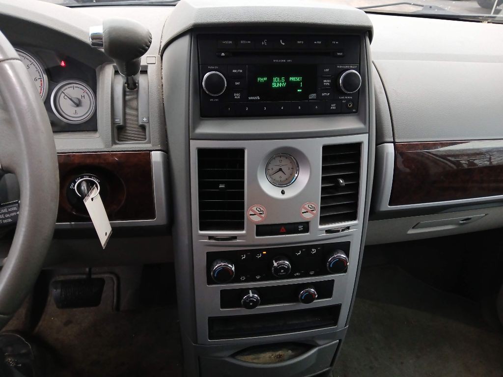 2010 Chrysler Town & Country Image 13
