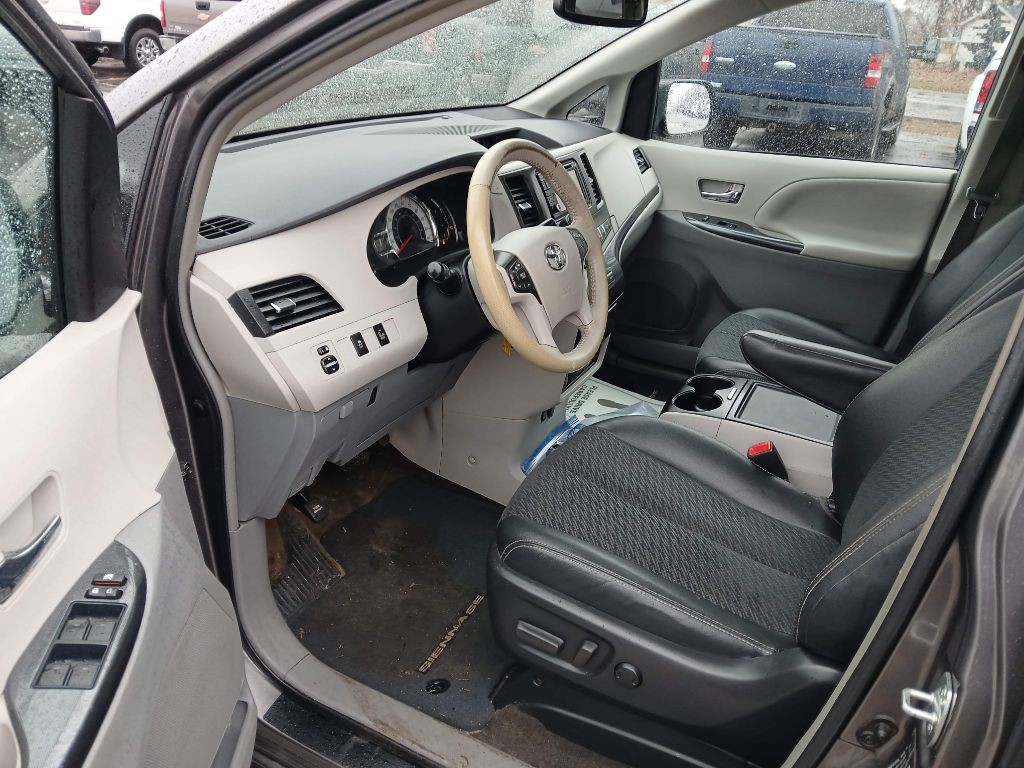 2014 Toyota Sienna Image 8