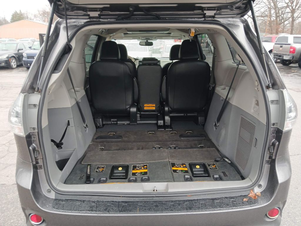 2014 Toyota Sienna Image 10