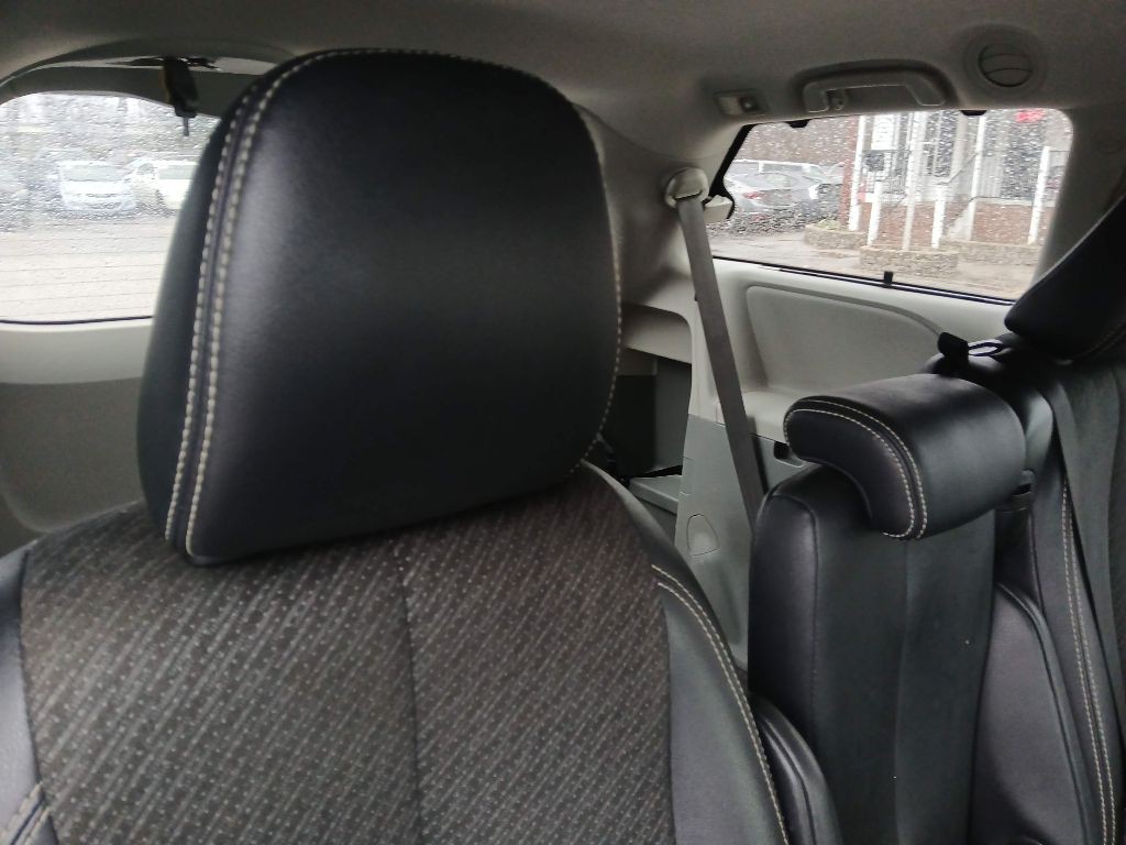 2014 Toyota Sienna Image 11