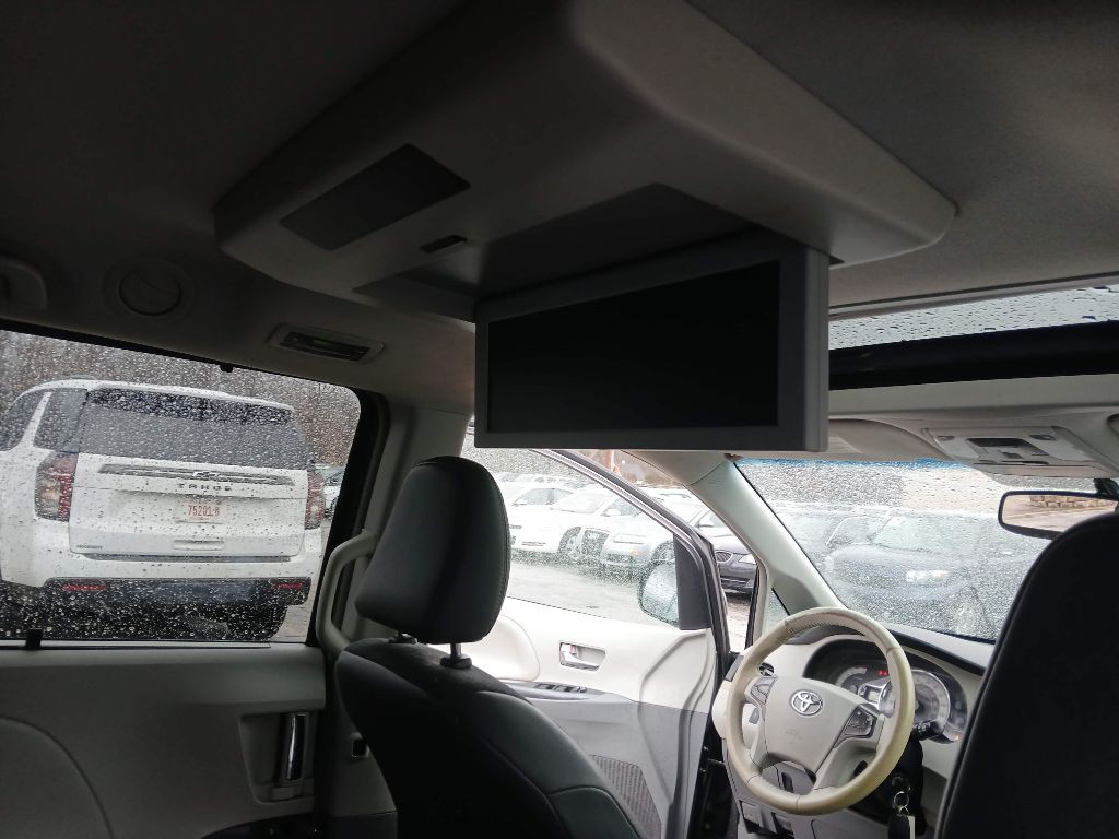 2014 Toyota Sienna Image 14