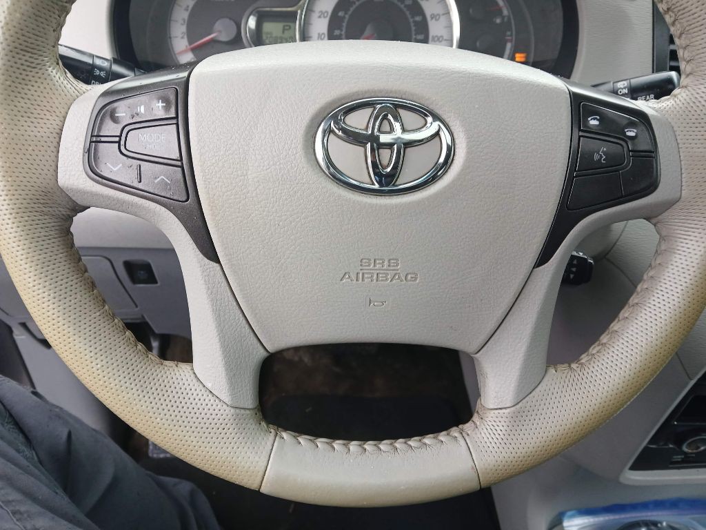 2014 Toyota Sienna Image 15