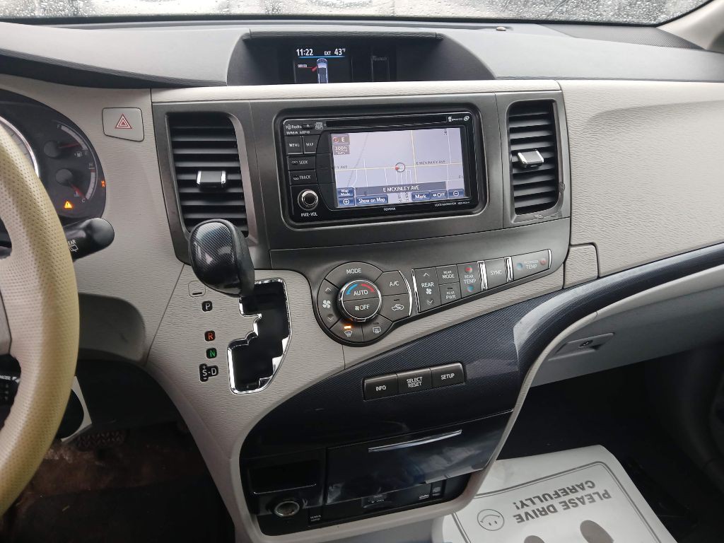 2014 Toyota Sienna Image 16