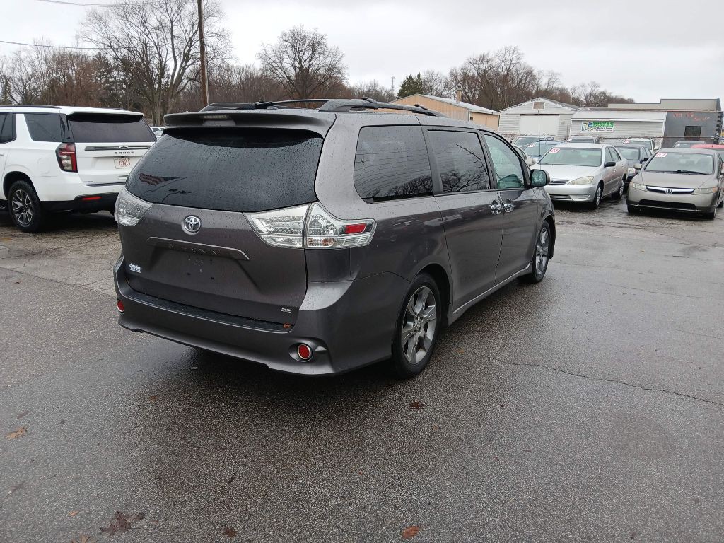 2014 Toyota Sienna Image 3