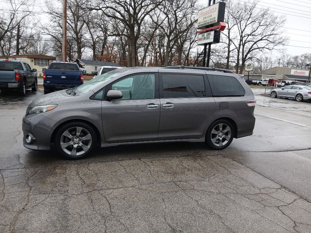 2014 Toyota Sienna Image 4