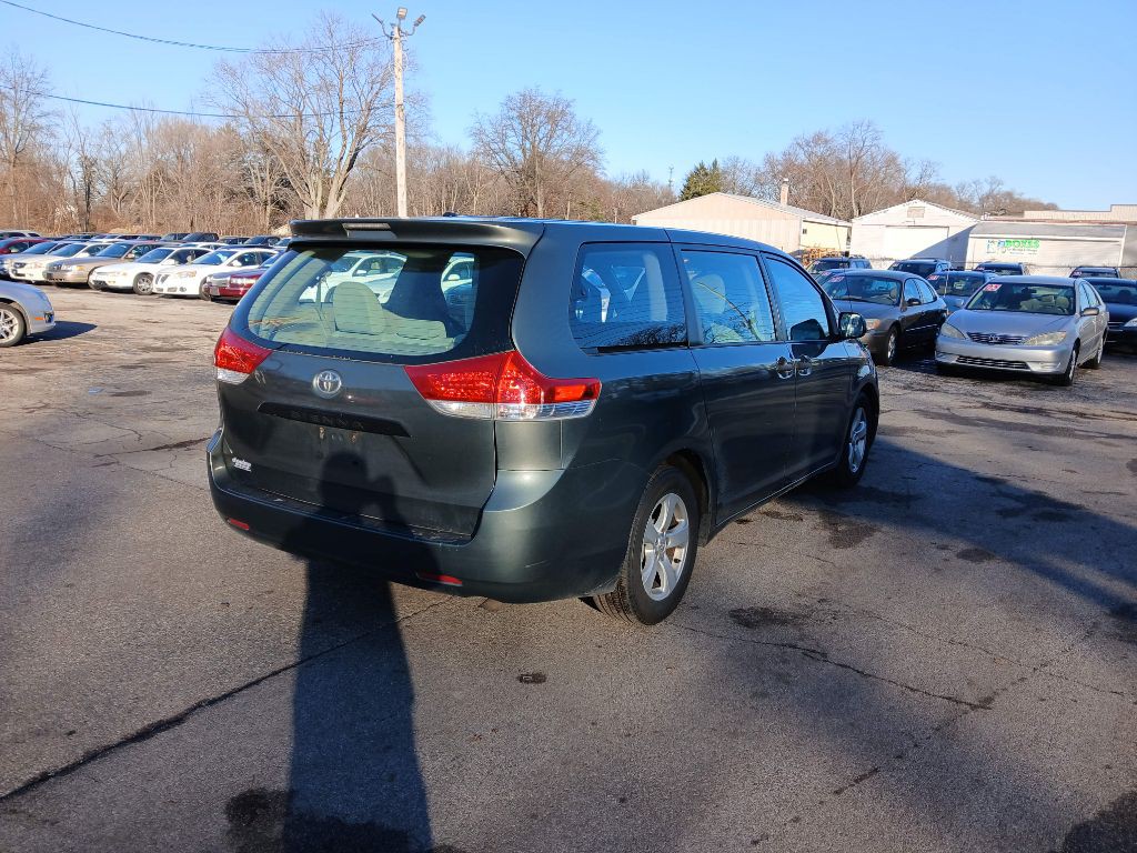 2013 Toyota Sienna Image 5