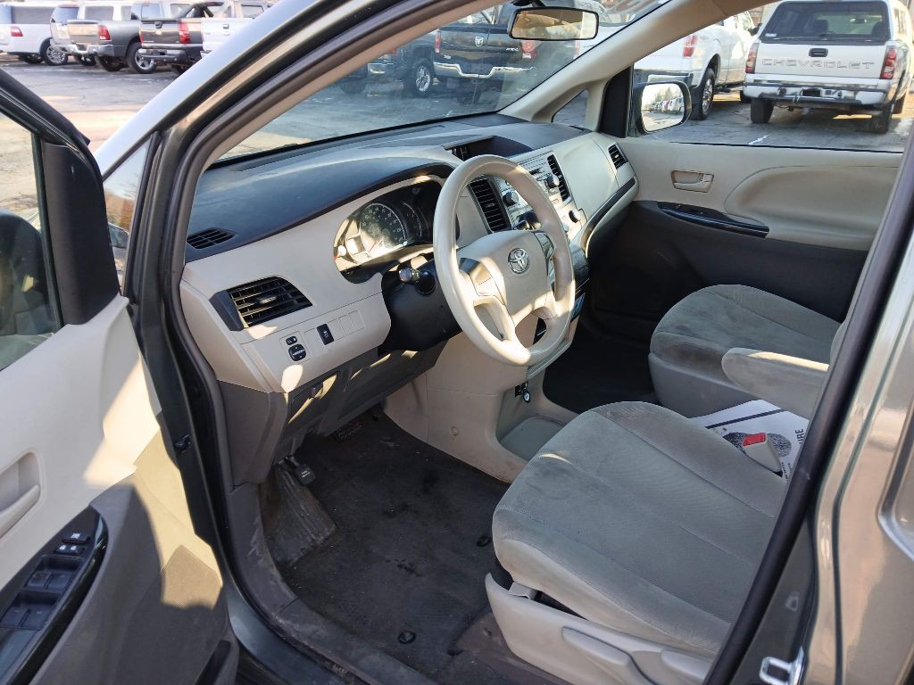 2013 Toyota Sienna Image 9
