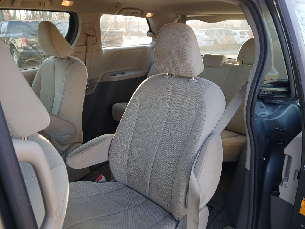2013 Toyota Sienna Image 10