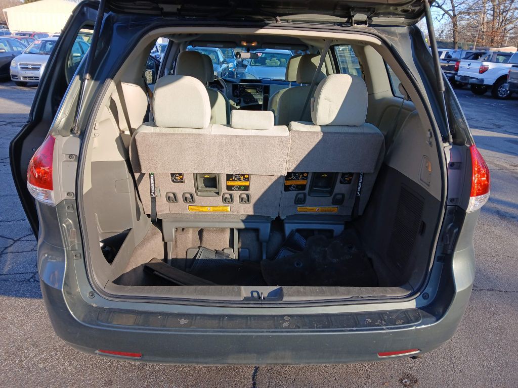 2013 Toyota Sienna Image 11