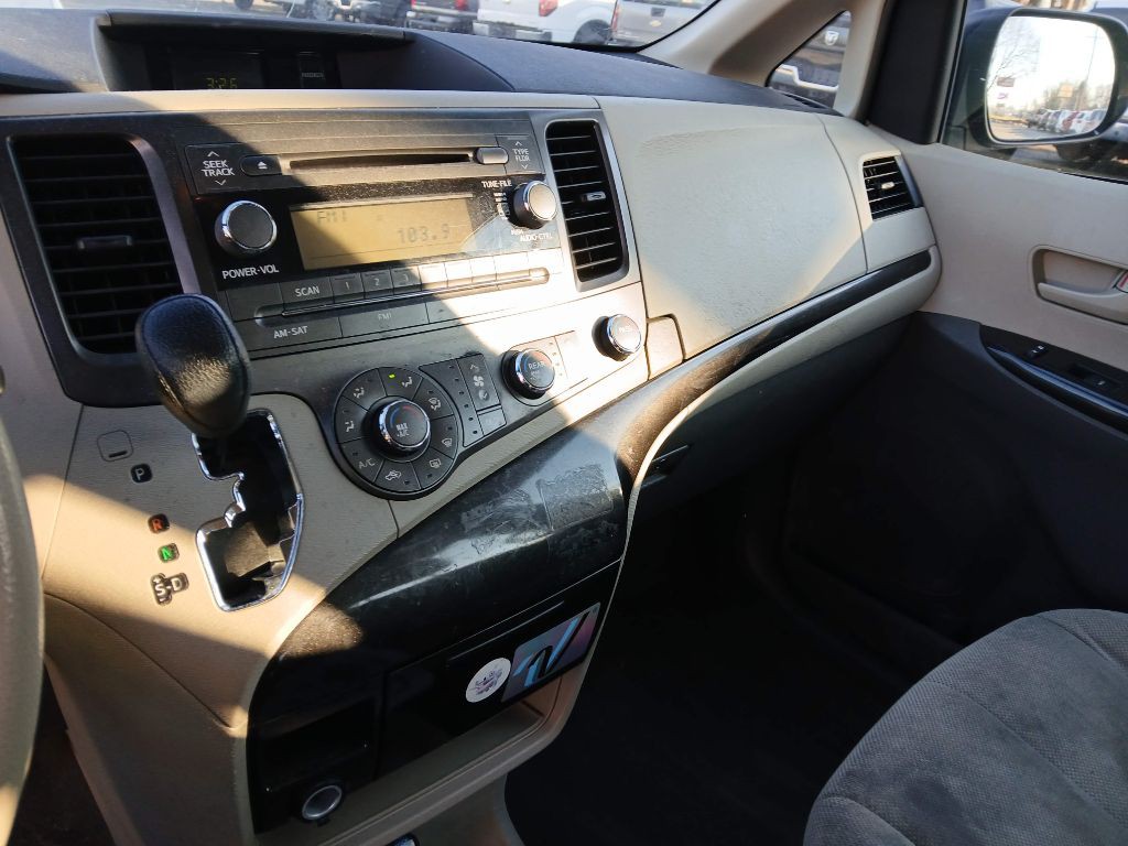 2013 Toyota Sienna Image 12