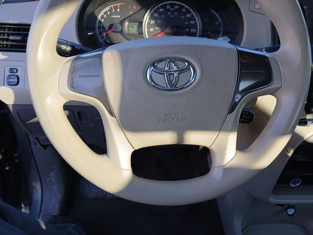 2013 Toyota Sienna Image 14