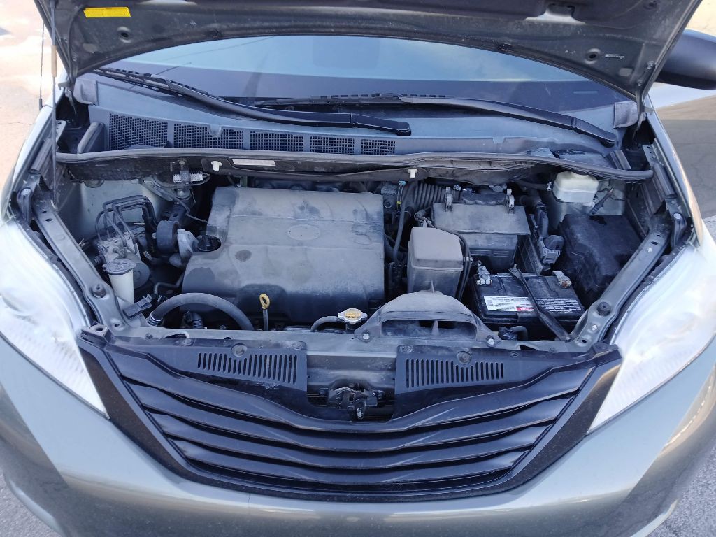 2013 Toyota Sienna Image 16