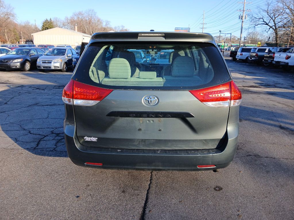 2013 Toyota Sienna Image 4