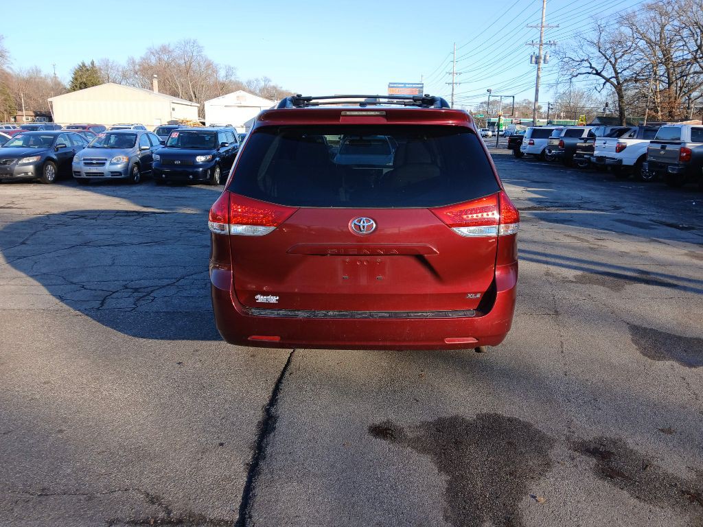 2012 Toyota Sienna Image 2