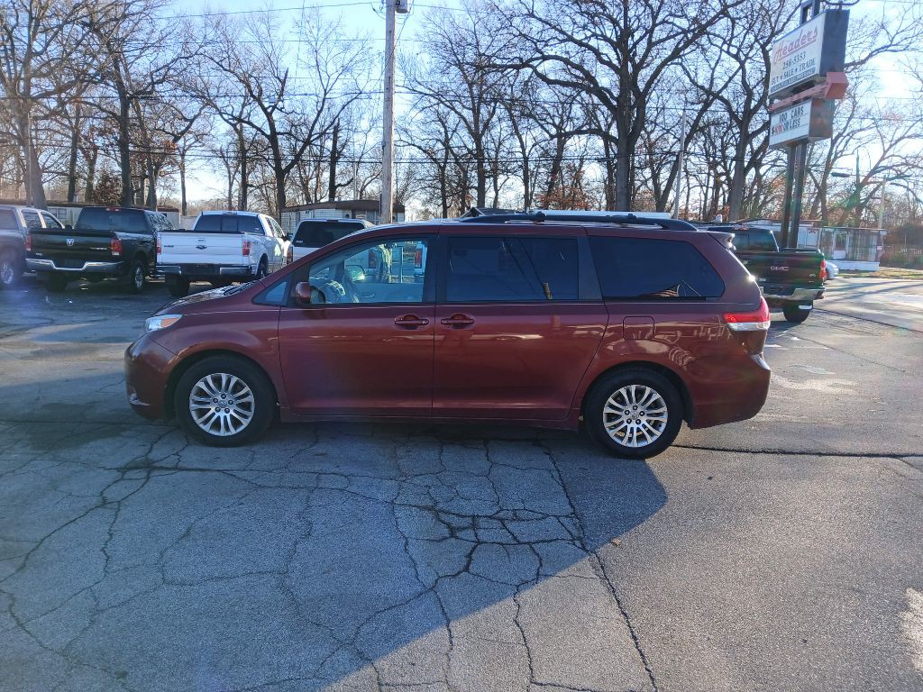 2012 Toyota Sienna Image 4