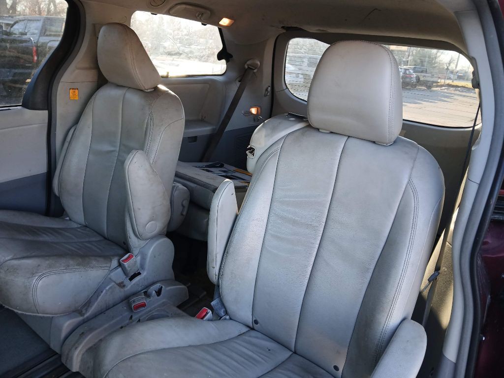 2012 Toyota Sienna Image 11