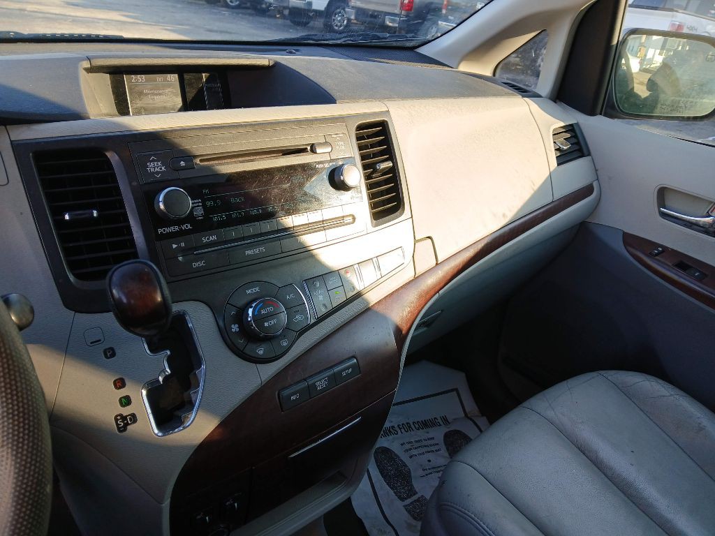 2012 Toyota Sienna Image 12