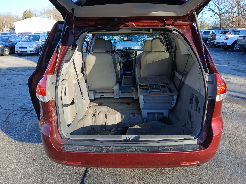 2012 Toyota Sienna Image 13