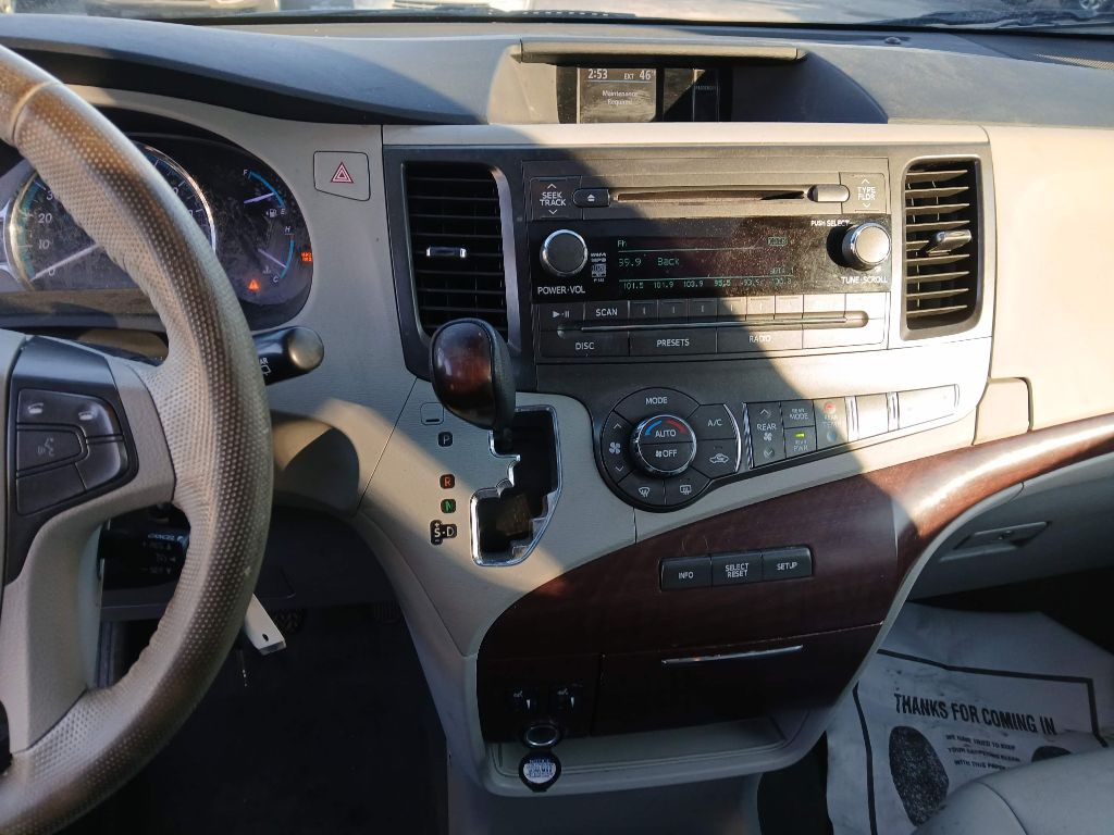 2012 Toyota Sienna Image 14