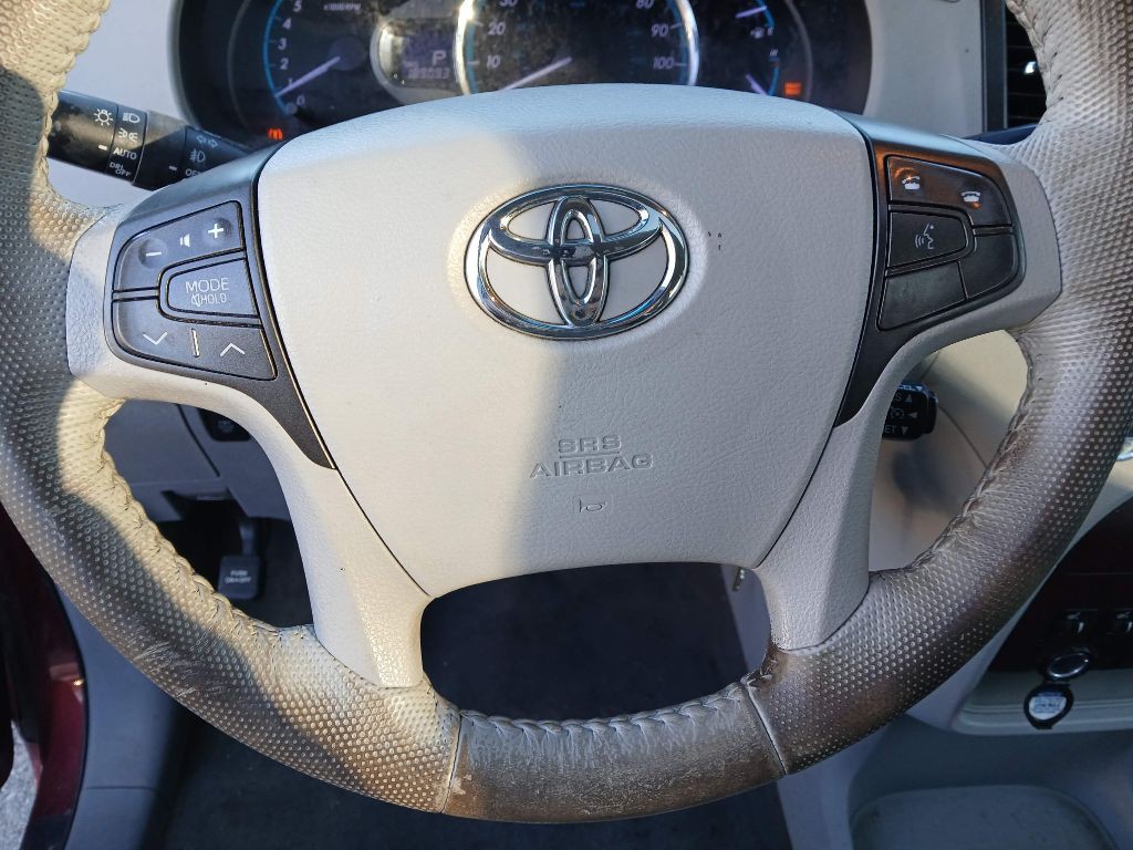 2012 Toyota Sienna Image 17