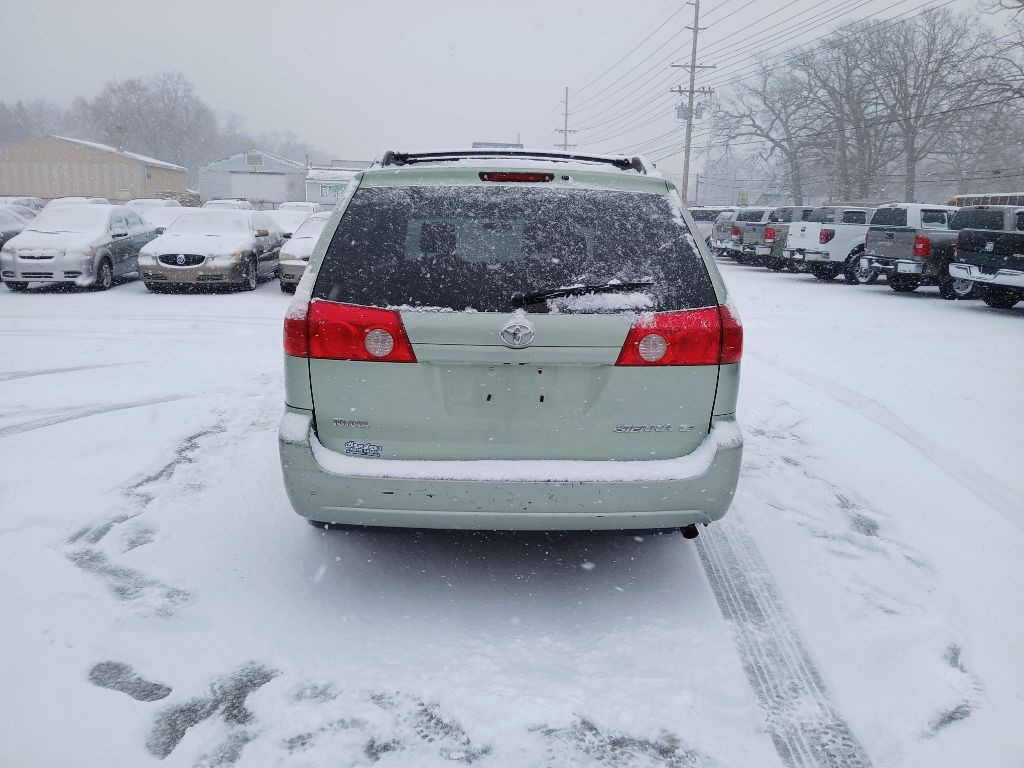 2008 Toyota Sienna Image 2