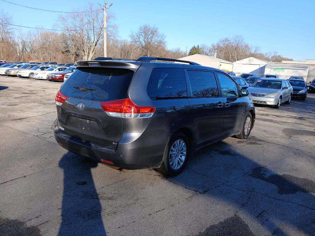 2014 Toyota Sienna Image 3