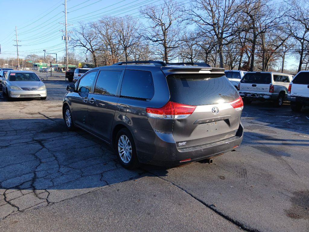 2014 Toyota Sienna Image 5