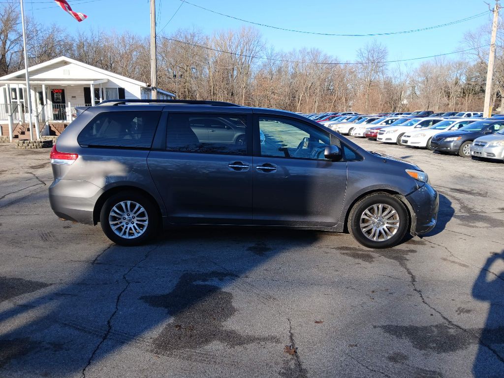 2014 Toyota Sienna Image 6