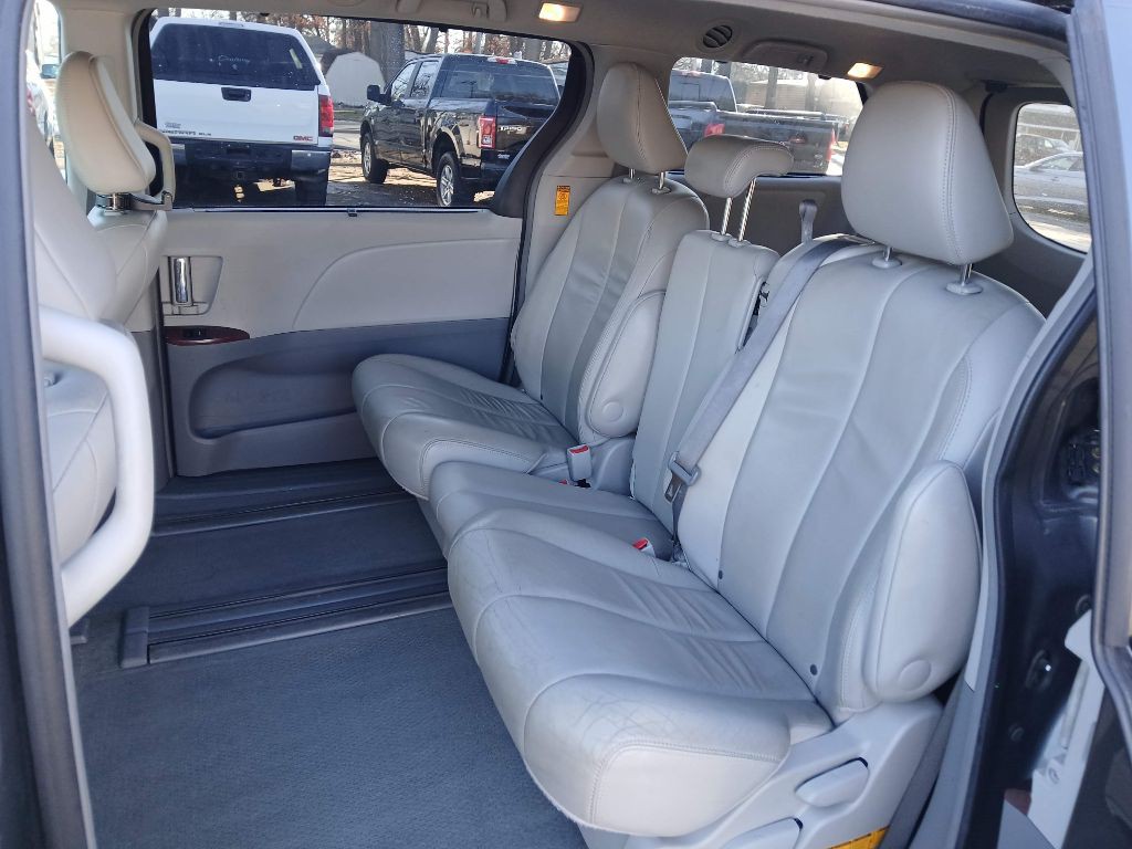 2014 Toyota Sienna Image 10