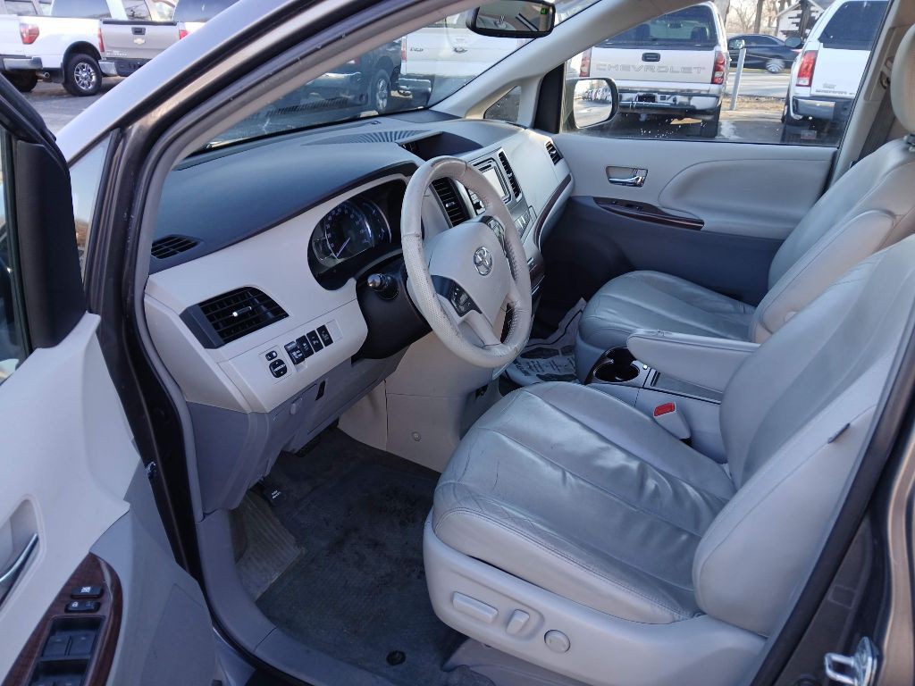 2014 Toyota Sienna Image 11