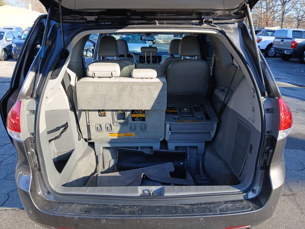 2014 Toyota Sienna Image 12