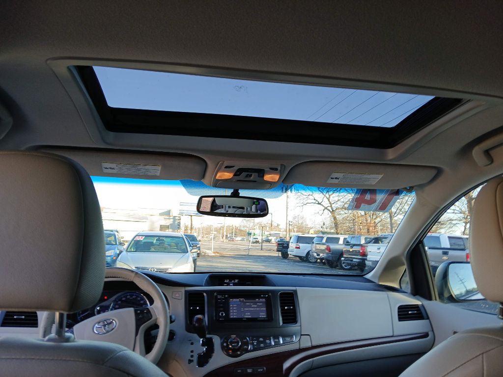 2014 Toyota Sienna Image 13