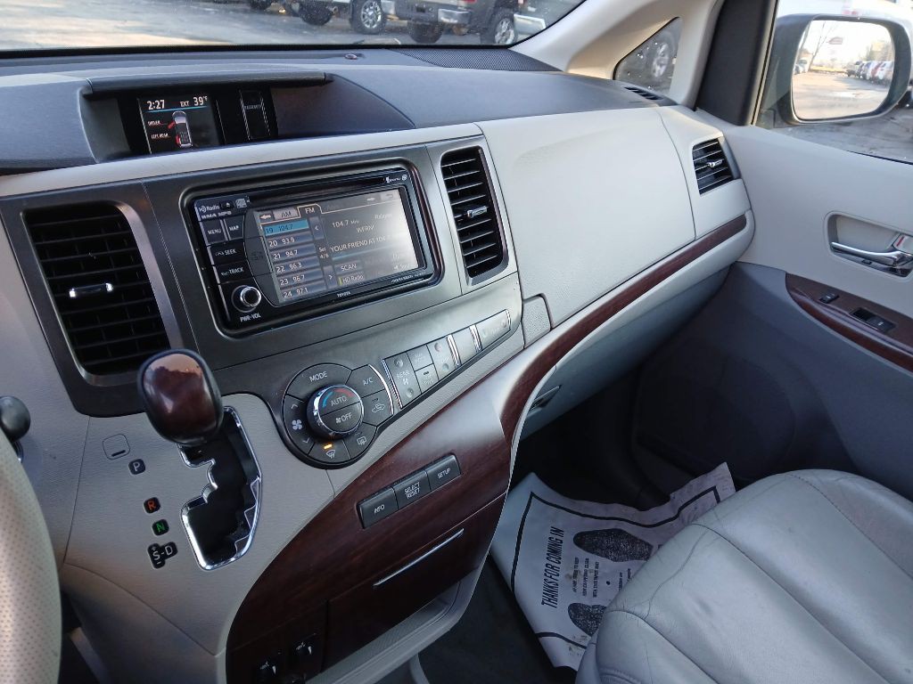 2014 Toyota Sienna Image 14