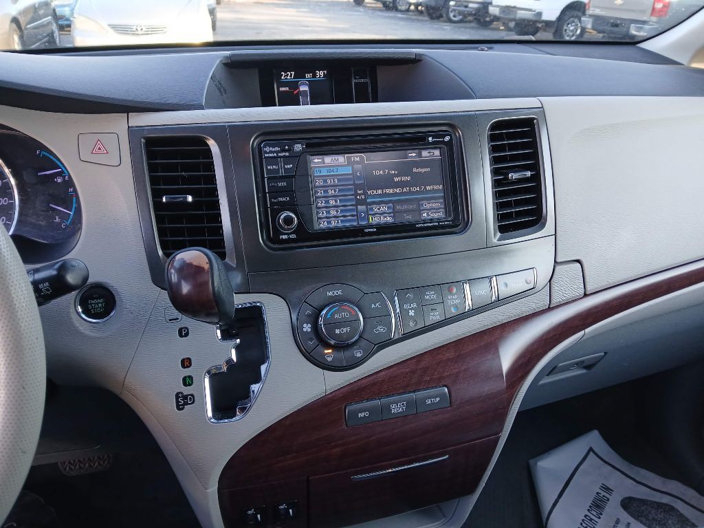 2014 Toyota Sienna Image 15