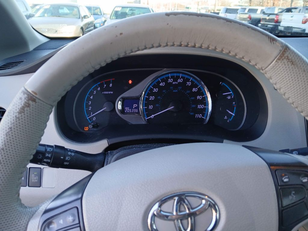2014 Toyota Sienna Image 16