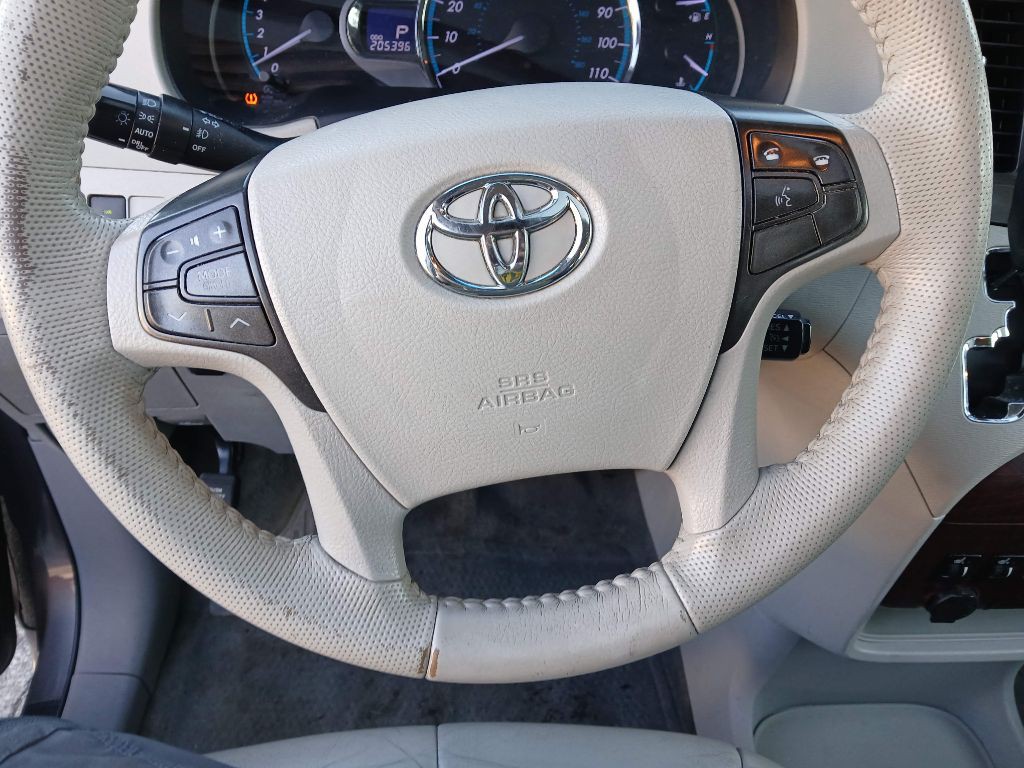 2014 Toyota Sienna Image 17