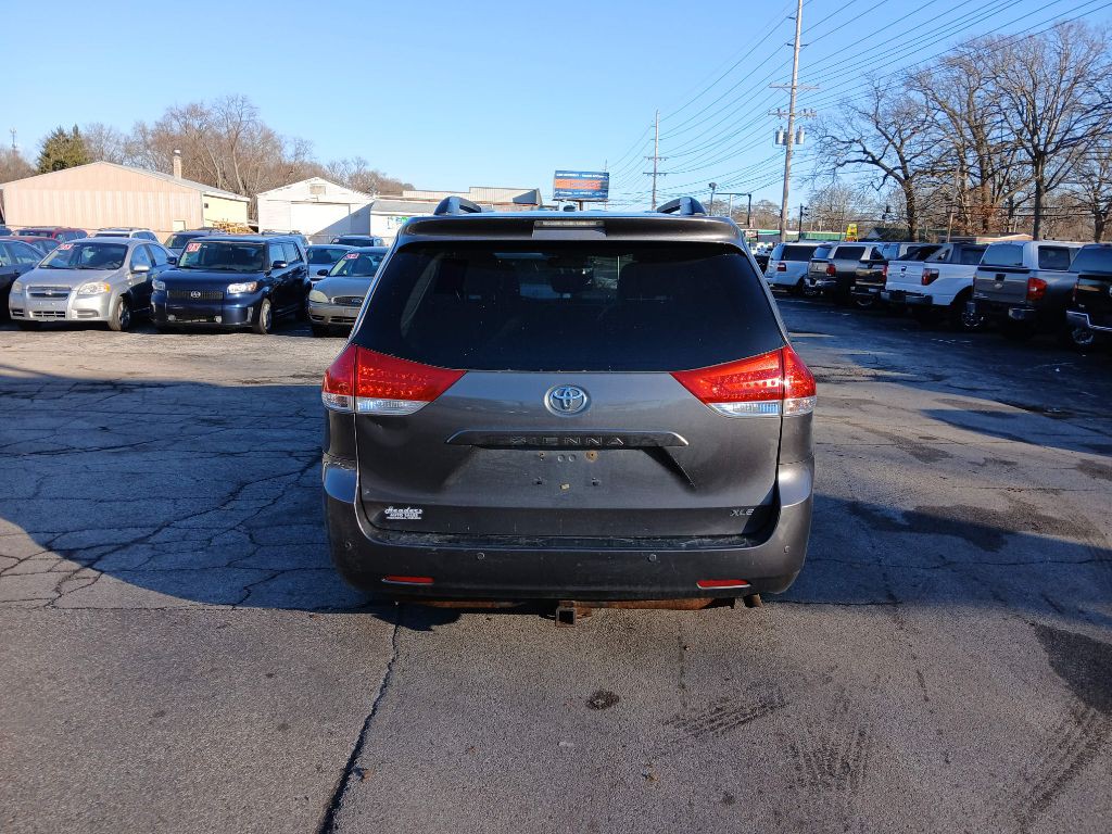 2014 Toyota Sienna Image 2