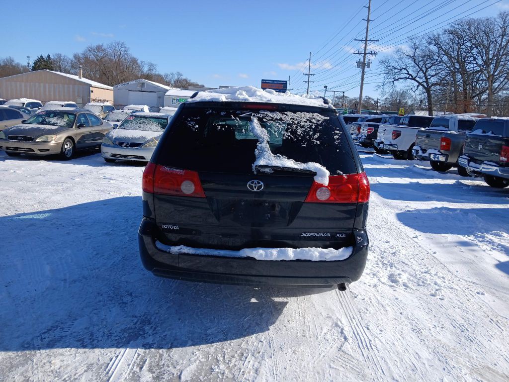 2009 Toyota Sienna Image 2