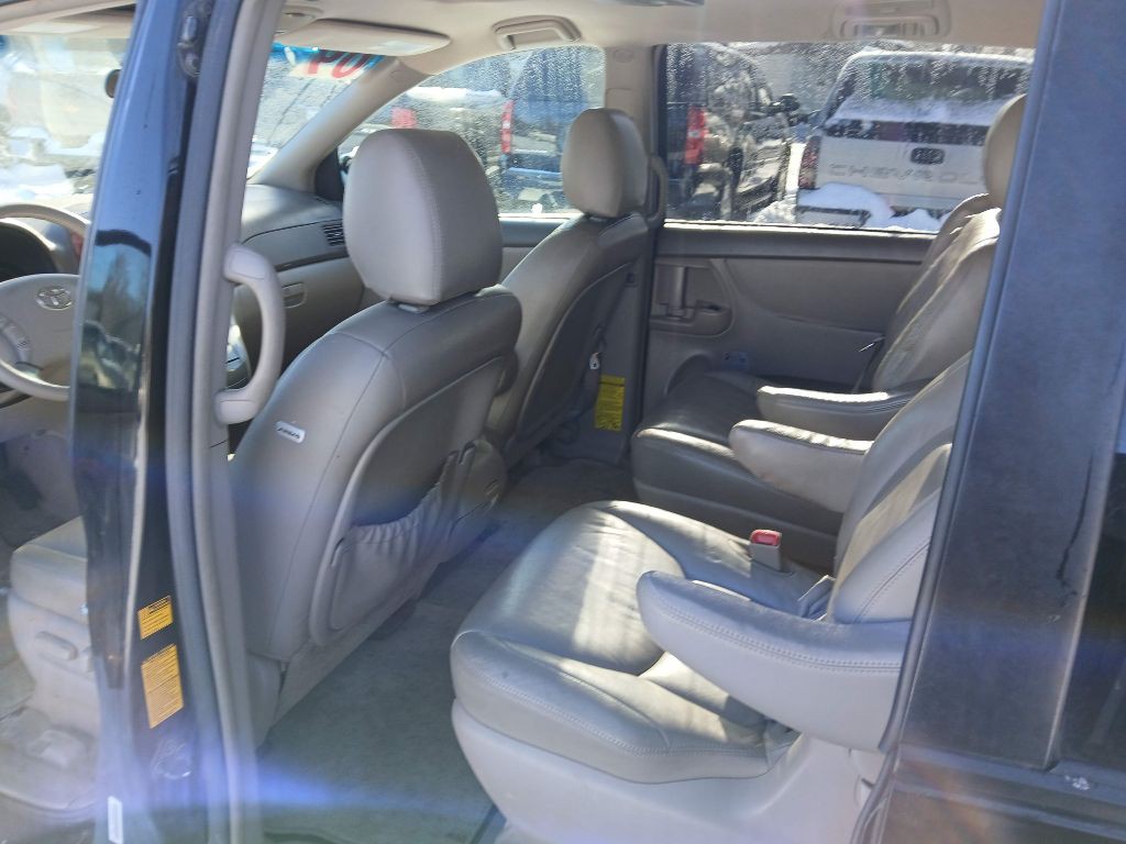 2009 Toyota Sienna Image 11