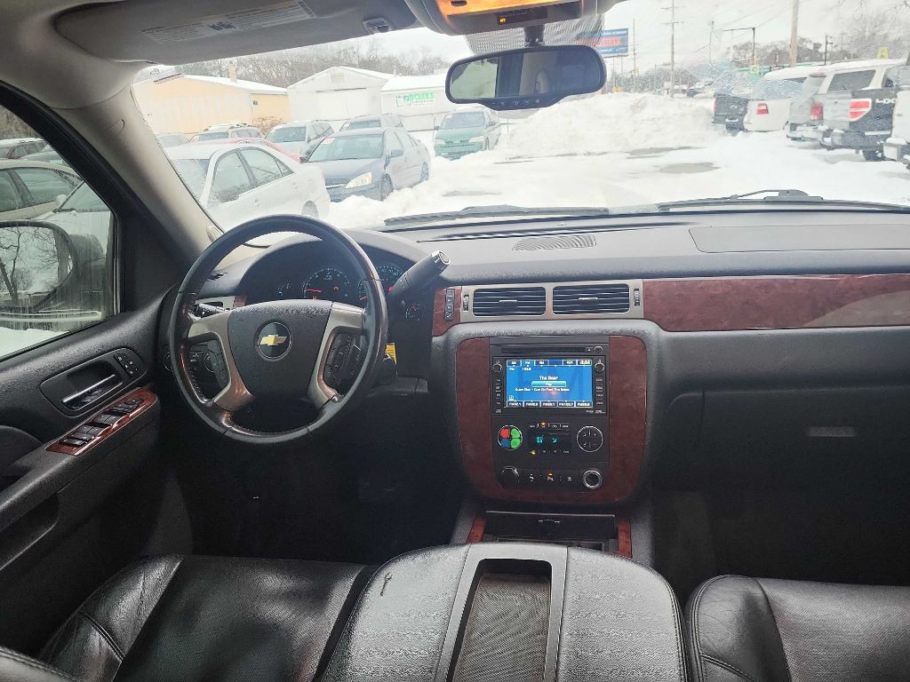 2011 Chevrolet Suburban Image 10