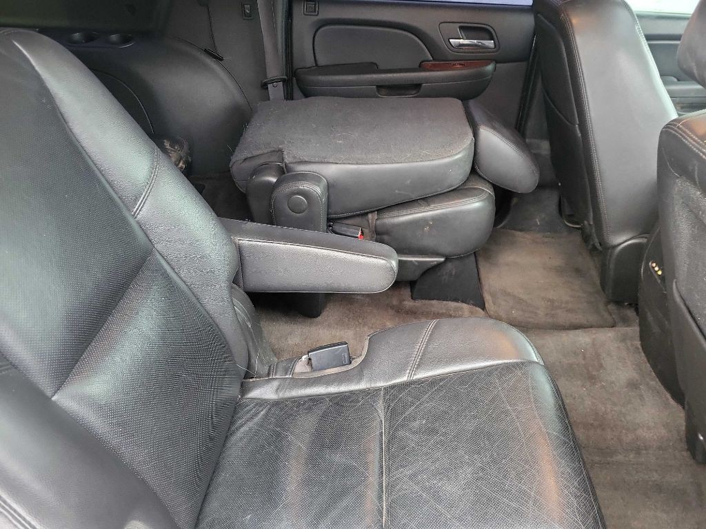 2011 Chevrolet Suburban Image 11
