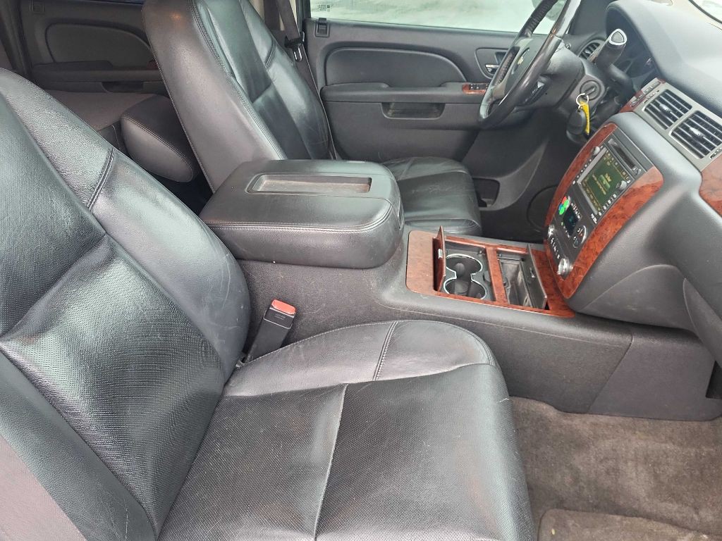2011 Chevrolet Suburban Image 12