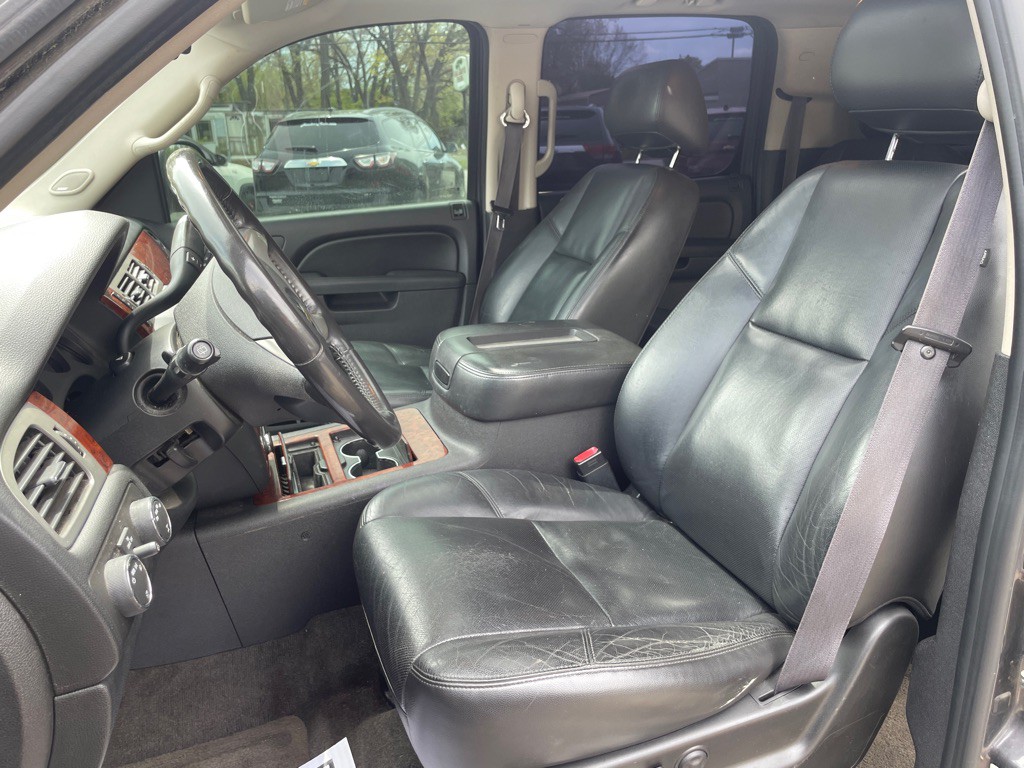 2011 Chevrolet Suburban Image 12