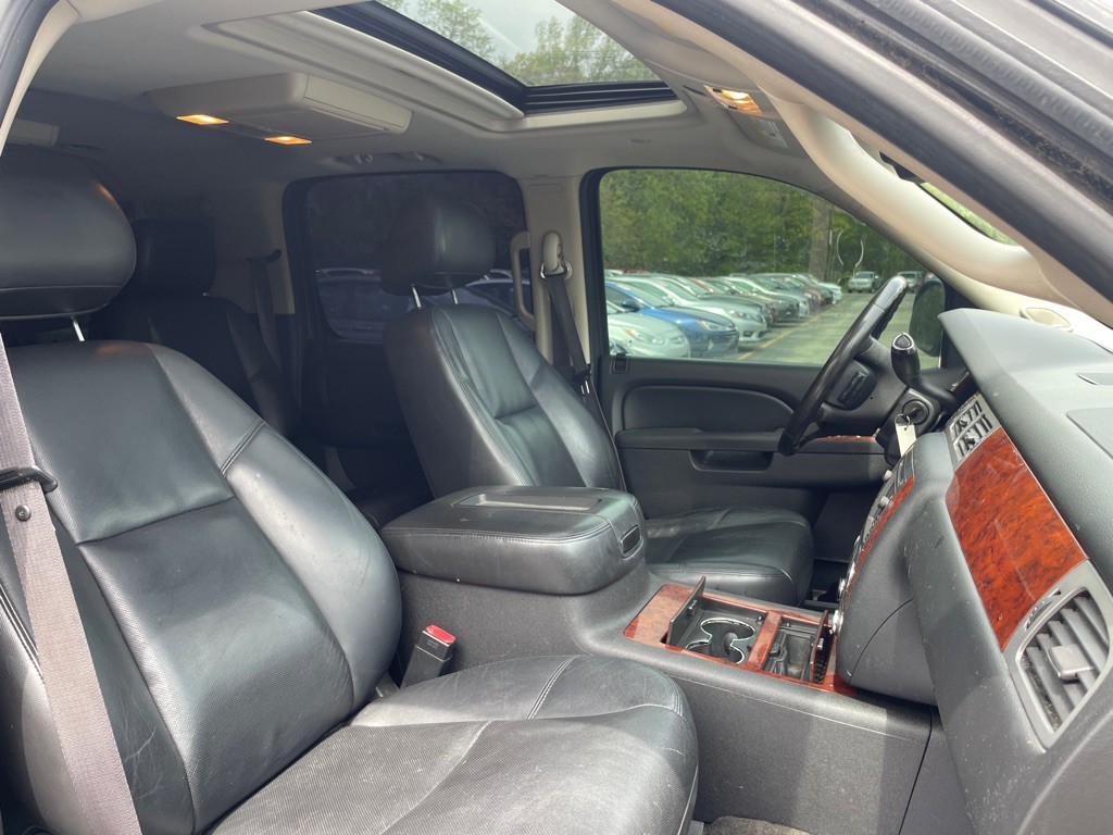 2011 Chevrolet Suburban Image 14